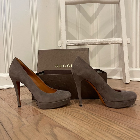 Gucci Suede Pumps w box. Very good condition other than wear on the outsole. - Picture 6 of 8